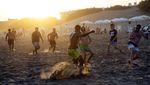 Dihantam Cuaca Panas, Warga Argentina Ramai-ramai Nyemplung ke Laut