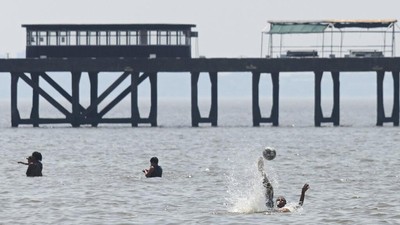 Dihantam Cuaca Panas, Warga Argentina Ramai-ramai Nyemplung ke Laut