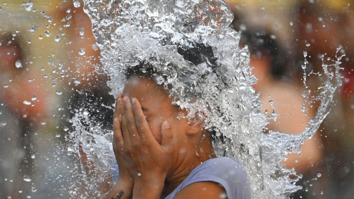 Argentina Dihantam Gelombang Panas Ekstrem A child cools off amid a summer heat wave in Buenos Aires, Argentina, Friday, Jan. 14, 2022. (AP Photo/Mario De Fina)