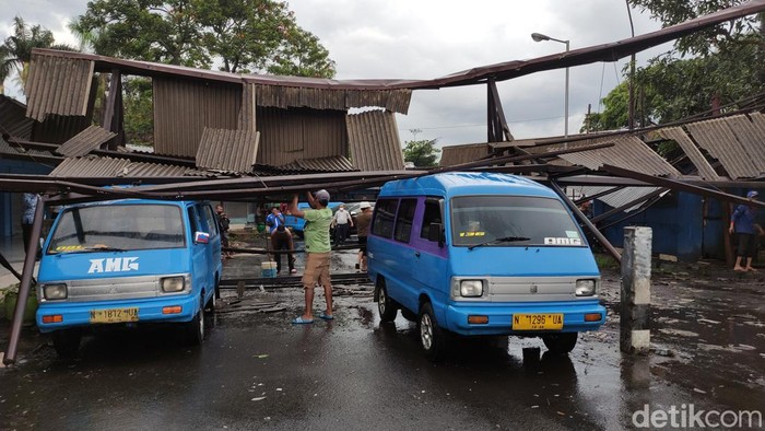 Hujan deras disertai angin kencang terjadi di Kota Malang dan sekitarnya, siang tadi. Atap tempat parkir angkot di Terminal Arjosari roboh.