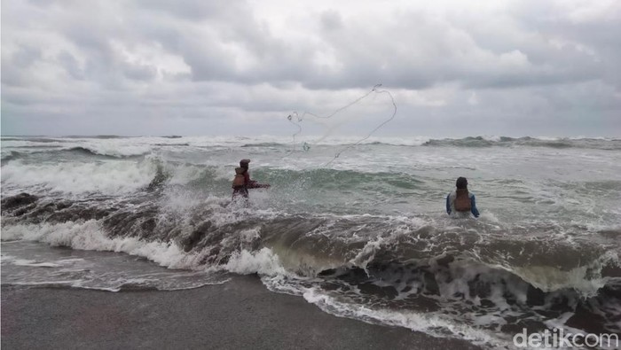 Badan Penanggulangan Bencana Daerah (BPBD) Kabupaten Cianjur menetapkan status waspada gelombang tinggi di pantai selatan