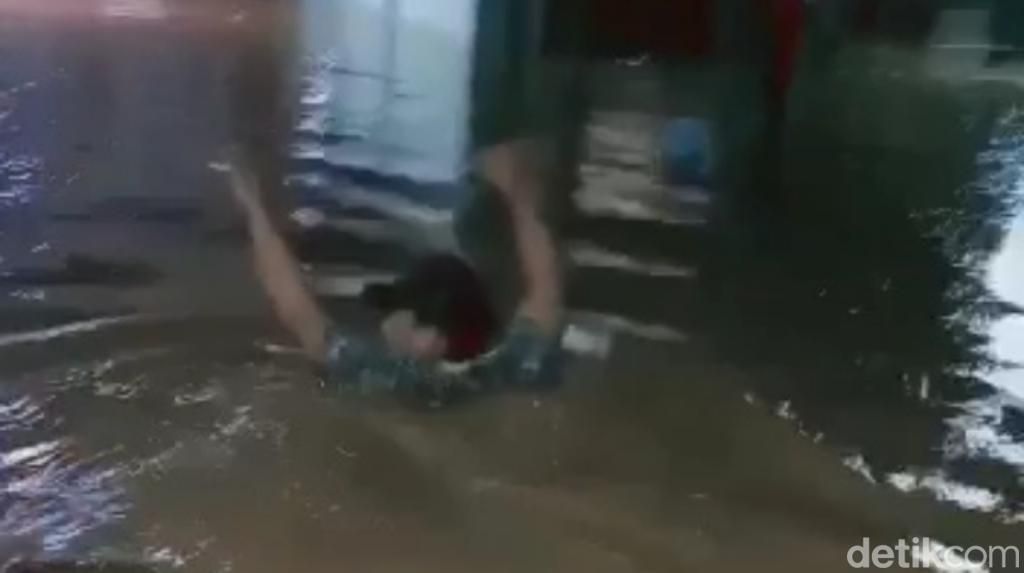 Banjir di Desa Pasuruan Ini Setinggi Leher Orang Dewasa