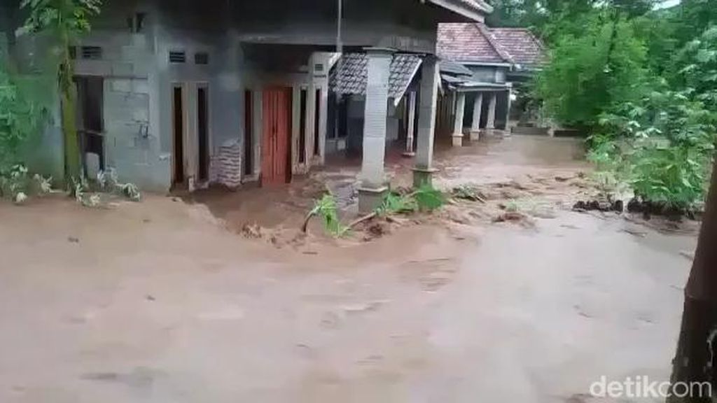 Desa di Pasuruan Diterjang Banjir Luapan Sungai Akibat Hutan Gundul