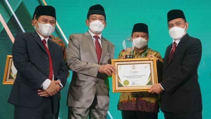 Baznas Award 2022 untuk Lembaga Nirlaba Mengawali tahun 2022, NU Care-LAZISNU mendapatkan penghargaan sebagai Lembaga Amil Zakat (LAZ) Nasional dengan kategori jaringan pelayanan terbanyak di Indonesia dan luar negeri.
Penghargaan itu diberikan oleh Badan Amil Zakat Nasional (Baznas) dalam acara Baznas Award 2022 yang digelar di Hotel Sultan Jakarta.