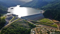 Pemandangan Bendungan Bintang Bano yang spektakuler dilihat dari ketinggian. Bendungan tersebut mulai dibangun sejak 2015. Total anggaran yang dihabiskan untuk proyek ini sebesar Rp 1,44 triliun. 
