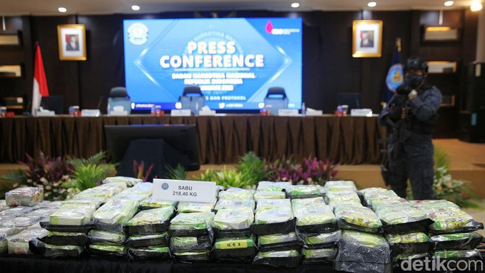 Kepala Badan Nasional Komjen Pol Dr Petrus Reinhard Golose menunjukkan barang bukti narkoba saat press release di Jakarta, Senin (17/1/2022). Badan Narkotika Nasional (BNN) berhasil mengungkap kasus kejahatan narkotika jenis sabu dengan berat 218,46 kg dan ekstasi sebanyak 16.586 butir.