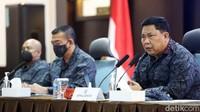 Kepala BNNB Komjen Petrus Reinhard Golose memberikan penjelasan soal pengungkapan kasus peredaran narkoba tersebut.