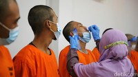 Para tersangka juga dihadirkan dalam rilis di BNN. Mereka dihadirkan dengan tangan diborgol dan menjalani tes usap sebelum acara.