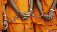Para tersangka menjalani tes Covid-19 sebelum dihadirkan dalam rilis di BNN.