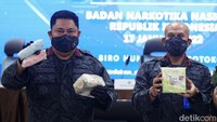 Kepala Badan Nasional Komjen Pol Petrus Reinhard Golose menunjukan sebagian barang bukti yang disita dari para tersangka.