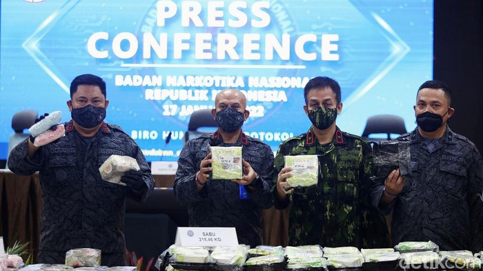 Kepala Badan Nasional Komjen Pol Dr Petrus Reinhard Golose menunjukkan barang bukti narkoba saat press release di Jakarta, Senin (17/1/2022). Badan Narkotika Nasional (BNN) berhasil mengungkap kasus kejahatan narkotika jenis sabu dengan berat 218,46 kg dan ekstasi sebanyak 16.586 butir.