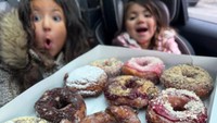 Bersama sang adik, ia dikejutkan dengan orang tuanya yang membelikan donat. Menunggu di dalam mobil mata keduanya terbelalak saat melihat sekotak donat datang. Foto: Instagram/foodbabyny