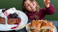 Diajak makan ke restoran, orang tuanya memesan waffle dengan es krim, sandwich dan beberapa kue manis lainnya, Menu waffle yang manis dan dingin menjadi kesukaannya bahkan dilahap hingga hanya tersisa serpihan di tangannya. Foto: Instagram/foodbabyny
