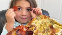 Makan pizza begitu digemari oleh bocah asal New York, Amerika Serikat yang satu ini. Topping pepperoni menjadi salah satu yang paling dicintainya. Foto: Instagram/foodbabyny