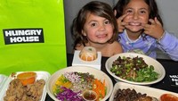 Tidak hanya makan makanan manis, bocah ini juga hobi makan makanan sehat. Walaupun hanya menerima salad dan ayam panggang, keduanya tetap tersenyum lebar. Foto: Instagram/foodbabyny
