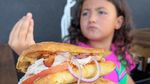 Gemas! Bocah Ini Punya Ekspresi Lucu Saat Melihat Makanan