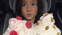 Layaknya anak kecil pada umumnya, es krim dan sereal adalah combo makanan favoritnya. Dibelikan es krim dengan sereal dan buah, bocah ini kegirangan dan tak percaya. Foto: Instagram/foodbabyny