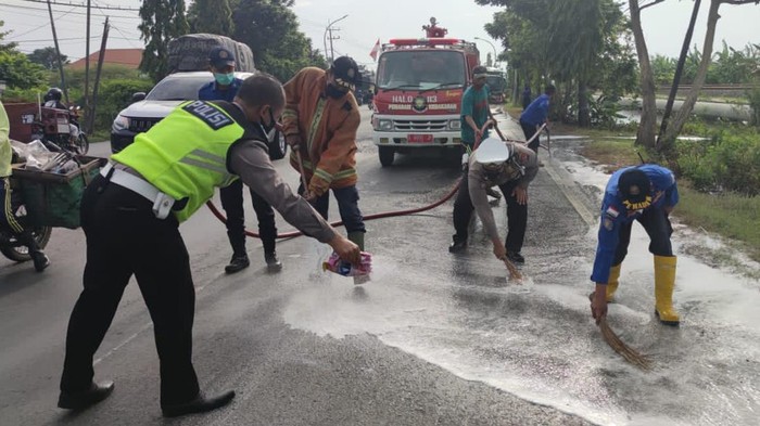 Cairan Kimia Tumpah di Jalan Nasional, Seorang Pengendara Motor Terpeleset Dan Tewas Dicium Truk
