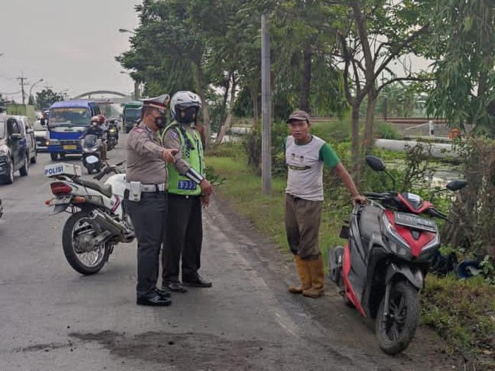 Cairan Kimia Tumpah di Jalan Nasional, Seorang Pengendara Motor Terpeleset Dan Tewas Dicium Truk