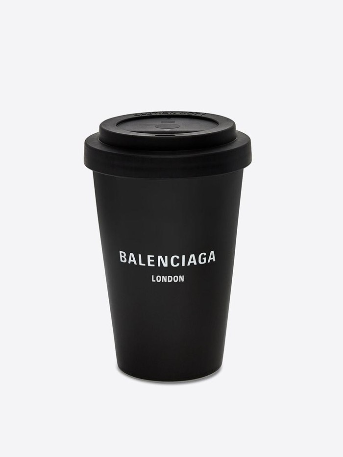 Cangkir kopi Balenciaga.