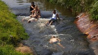Warga Paraguay ramai-ramai mendatangi danau hingga sungai untuk menyegarkan diri.