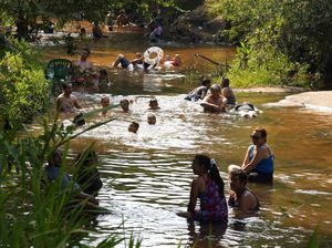 Didera Gelombang Panas, Warga di Paraguay Berendam di Sungai-Air Terjun