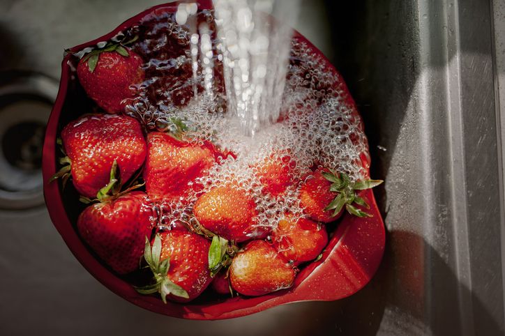 Cara Bersihkan Strawberry yang Praktis