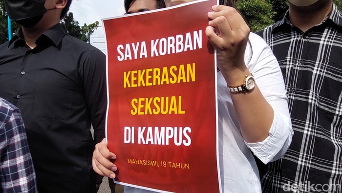Mendikbud Ristek Nadiem Makarim diselonjorkan aksi penolakan kekerasan seksual di perguruan tinggi saat berkunjung ke Unpad.