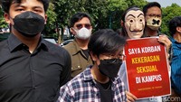 Poster itu menggambarkan, jika masih terjadi kasus kekerasan seksual di tingkat perguruan tinggi di Indonesia. 