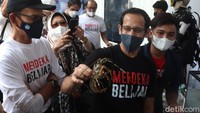 Salah satu perwakilan BEM Kema Unpad menyerahkan sebuah buku berisikan soal kajian kasus kekerasan seksual kepada Nadiem sebelum Nadiem meninggalkan kampus Unpad. 