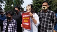 Saat melakukan peninjauan, sejumlah mahasiswa dari BEM Kema Unpad melakukan aksi penolakan kekerasan seksual di perguruan tinggi.