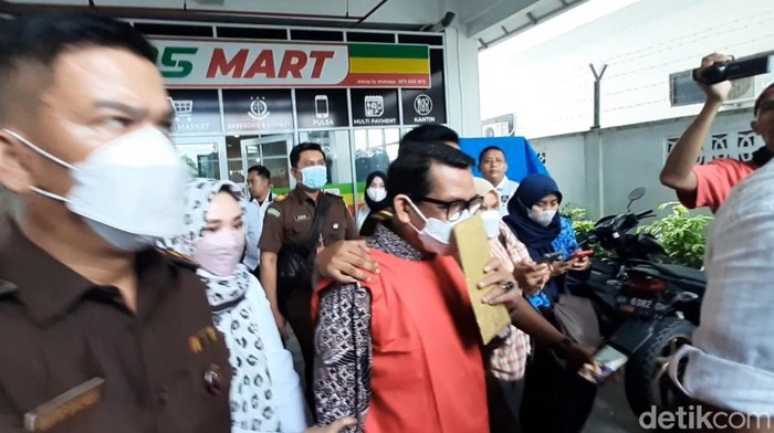 Dekan FISIP Unri ditahan Jaksa