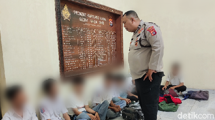 Delapan pelajar di Rangkasbitung, Lebak diamankan polisi saat berkumpul. Diduga delapan pelajar itu hendak melakukan tawuran.