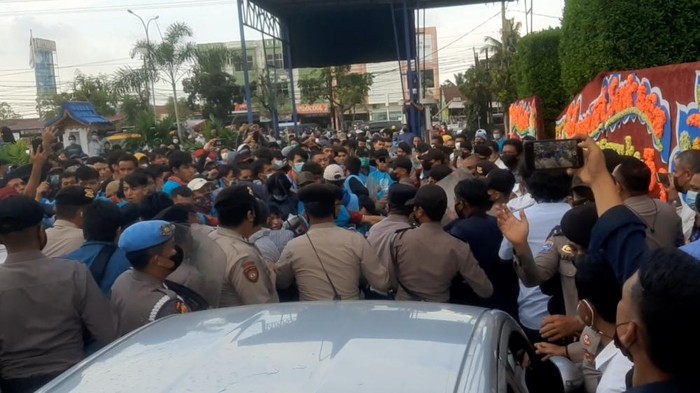 Unjuk rasa puluhan imigran Afghanistan terkait rekannya yang tewas bunuh diri dan tak kunjung dipindah dari pengungsian di Pekanbaru, Riau berakhir ricuh. Massa dipukul mundur karena tak mau membuka jalan kendaraan, Senin (17/1/2022).