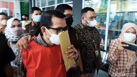 Tidak seperti biasanya, kali ini Syafri Harto hanya terdiam saat menuju mobil tahanan Kejari. Diketahui, kasus dugaan pencabulan ini mencuat setelah video pengakuan seorang mahasiswi, LM soal pelecehan seksual di kampus Unri viral. Mahasiswi itu mengaku menjadi korban pelecehan yang diduga dilakukan Dekan FISIP Unri Syafri Harto.