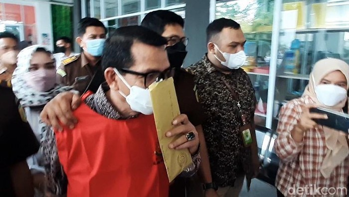 Dilimpahkan ke Jaksa, Dekan FISIP Unri Tersangka Cabul Ditahan Berkas kasus dugaan cabul Dekan FISIP Universitas Riau, Syafri Harto, telah dilimpahkan ke Kejaksaan. Syafri Harto langsung ditahan.
