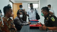 Tim Kejaksaan Tinggi Riau dan Kejaksaan Negeri Pekanbaru memeriksa seluruh berkas dan identitas Syafri Harto. 