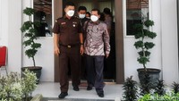 Pelimpahan berkas dan tersangka dilakukan penyidik Polda Riau pukul 10.00 WIB.