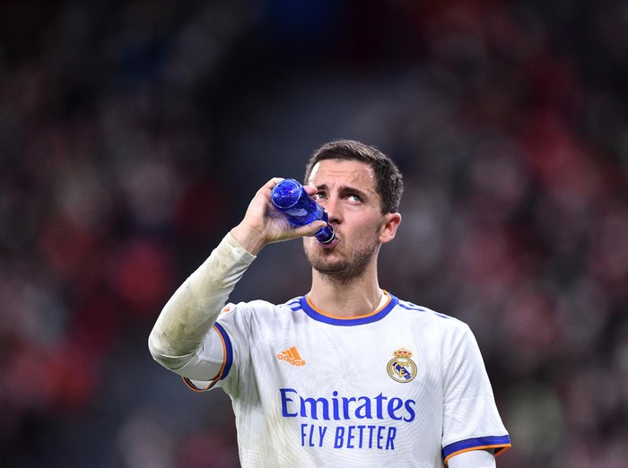 BILBAO, SPAIN - DECEMBER 22: Eden Hazard of Real Madrid has a drink during the LaLiga Santander match between Athletic Club and Real Madrid CF at San Mames Stadium on December 22, 2021 in Bilbao, Spain. (Photo by Juan Manuel Serrano Arce/Getty Images)