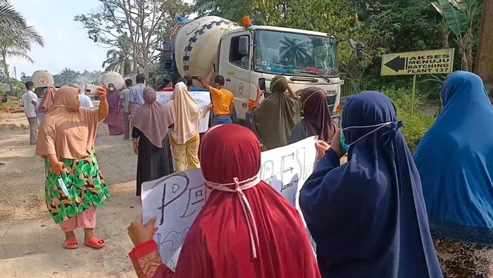 Emak-emak di batu Bara, Sumatera Utara mencegat truk proyek kilang pemecah bagtu, Senin (17/1/2022).