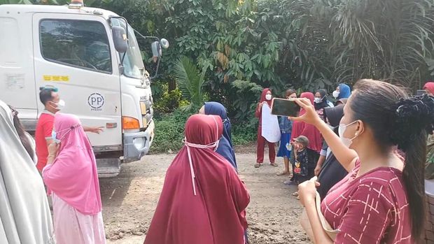 Emak-emak di batu Bara, Sumatera Utara mencegat truk proyek kilang pemecah bagtu, Senin (17/1/2022).