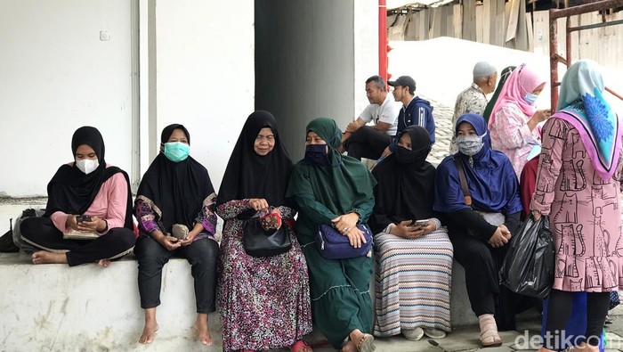 Emak-emak Rela Antre Berjam-jam Demi Minyak Murah di Sukabumi Harga minyak goreng yang melambung tinggi membuat kalangan ibu-ibu kewalahan. Mereka bahkan rela menunggu berjam-jam di gelaran operasi pasar murah (OPM) minyak goreng dengan harga Rp 14.000 per liter di Pasar Pelita, Sukabumi, Jawa Barat.