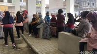 Hingga pukul 09.35 WIB, operasi pasar itu belum juga dibuka. 