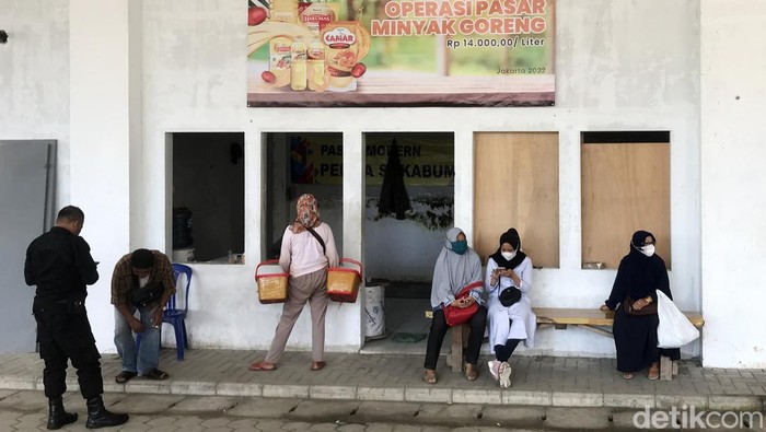Emak-emak Rela Antre Berjam-jam Demi Minyak Murah di Sukabumi Harga minyak goreng yang melambung tinggi membuat kalangan ibu-ibu kewalahan. Mereka bahkan rela menunggu berjam-jam di gelaran operasi pasar murah (OPM) minyak goreng dengan harga Rp 14.000 per liter di Pasar Pelita, Sukabumi, Jawa Barat.