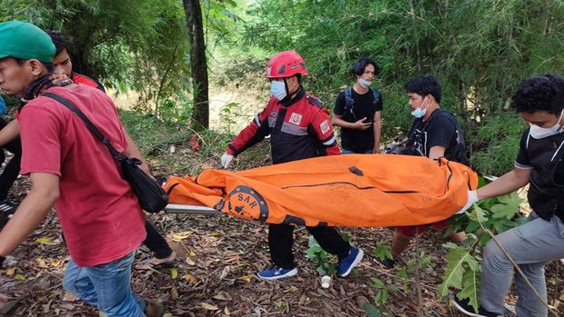 Evakuasi jasad AS, warga Bogor, Jawa Barat (Jabar) yang ditemukan tewas di Kali Ciliwung, Depok.