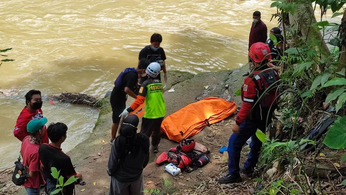 Evakuasi jasad AS, warga Bogor, Jawa Barat (Jabar) yang ditemukan tewas di Kali Ciliwung, Depok.