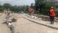Material jembatan yang menempel pada sisi saluran irigasi diduga longsor sehingga membuat konstruksi jembatan ambles. Saat ini, jembatan itu hanya dapat dilalui sepeda motor, untuk mobil sementara tidak bisa melintasi jembatan tersebut.