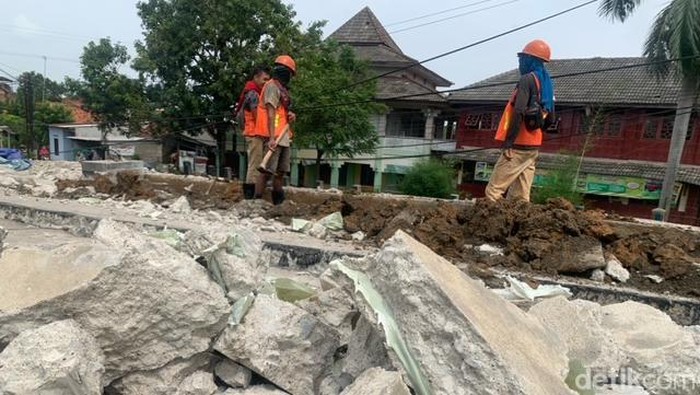 Faktor Alam Bikin Jembatan Rp 10 M di Karawang Ambles
