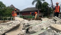 Pihaknya mengaku akan memanggil kontraktor untuk segera melakukan perbaikan. 