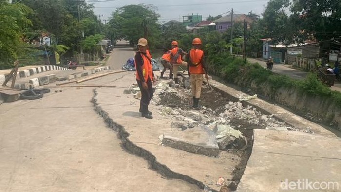 Faktor Alam Bikin Jembatan Rp 10 M di Karawang Ambles Faktor Alam Bikin Jembatan Rp 10 M di Karawang Ambles